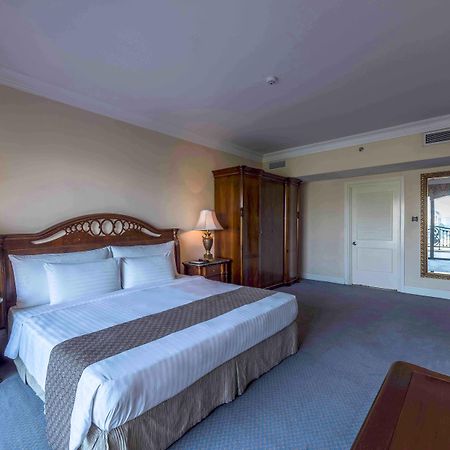 Palace Of The Golden Horses Seri Kembangan Buitenkant foto A bedroom at the hotel