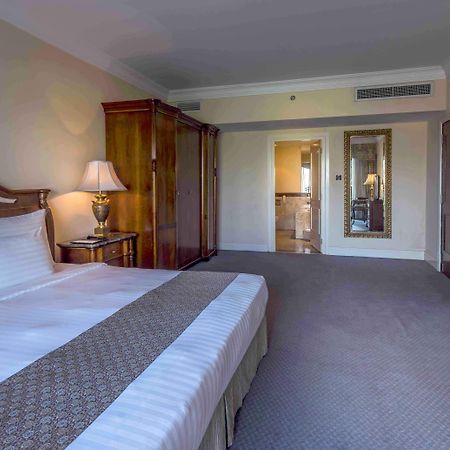 Palace Of The Golden Horses Seri Kembangan Buitenkant foto A room at the hotel