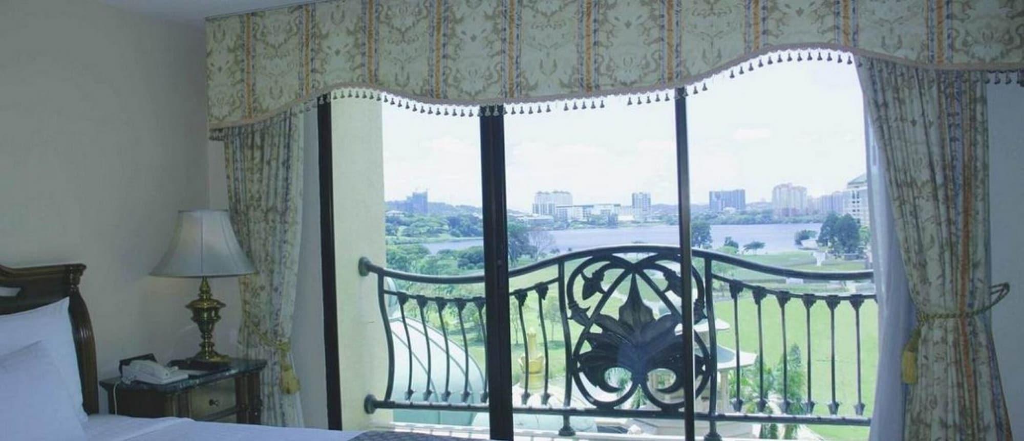 Palace Of The Golden Horses Seri Kembangan Buitenkant foto A view of the Chao Phraya River from the hotel