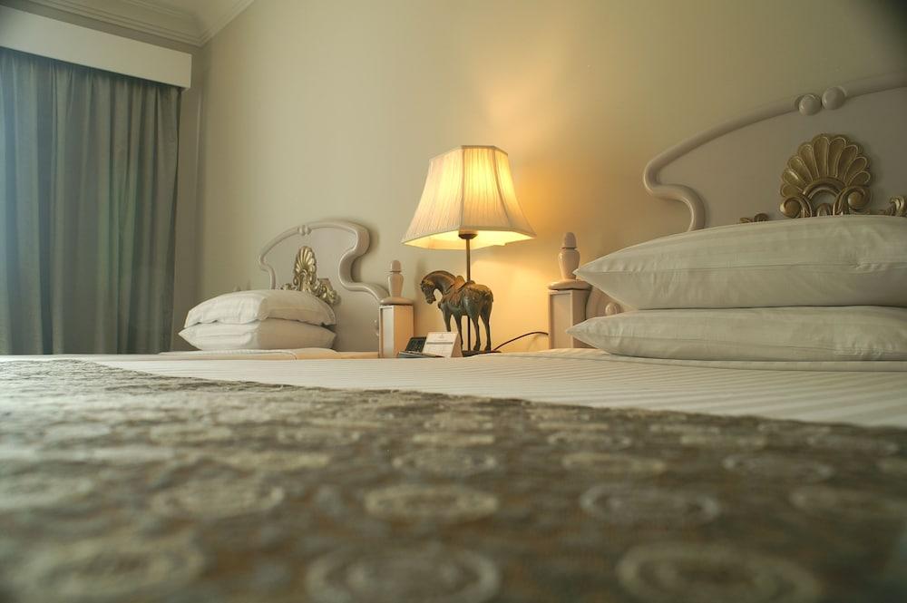Palace Of The Golden Horses Seri Kembangan Buitenkant foto A bedroom with carpet