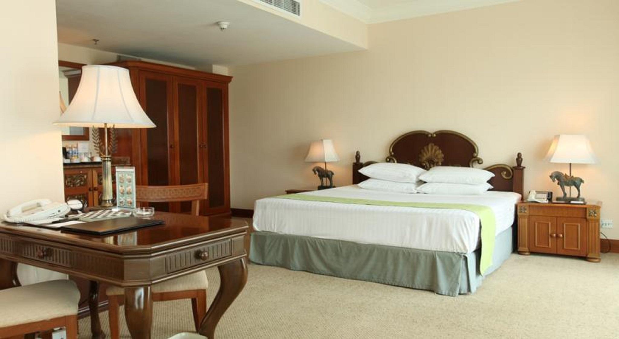 Palace Of The Golden Horses Seri Kembangan Buitenkant foto A bedroom at the hotel