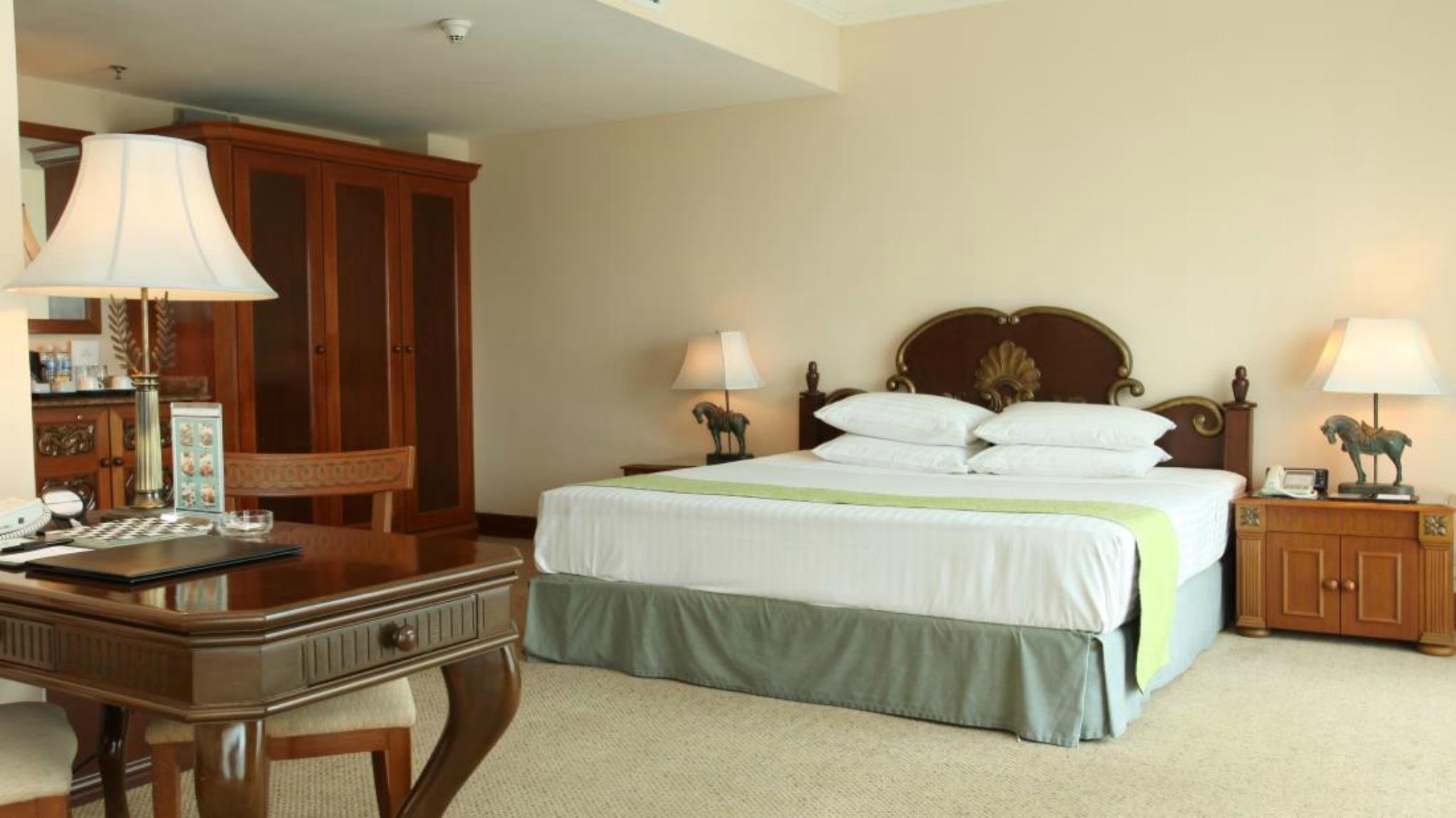 Palace Of The Golden Horses Seri Kembangan Buitenkant foto A bedroom at the hotel