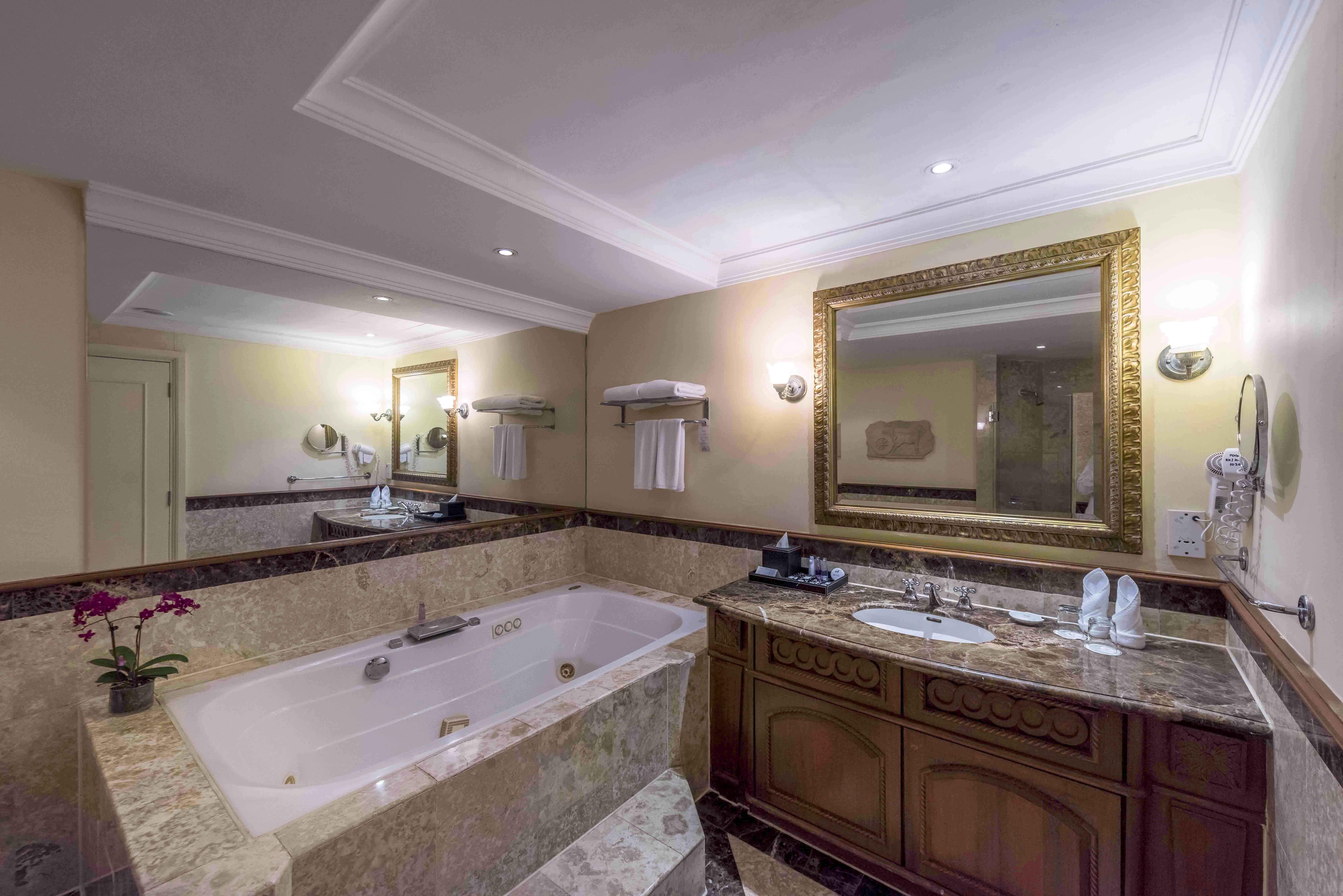 Palace Of The Golden Horses Seri Kembangan Buitenkant foto Bathroom