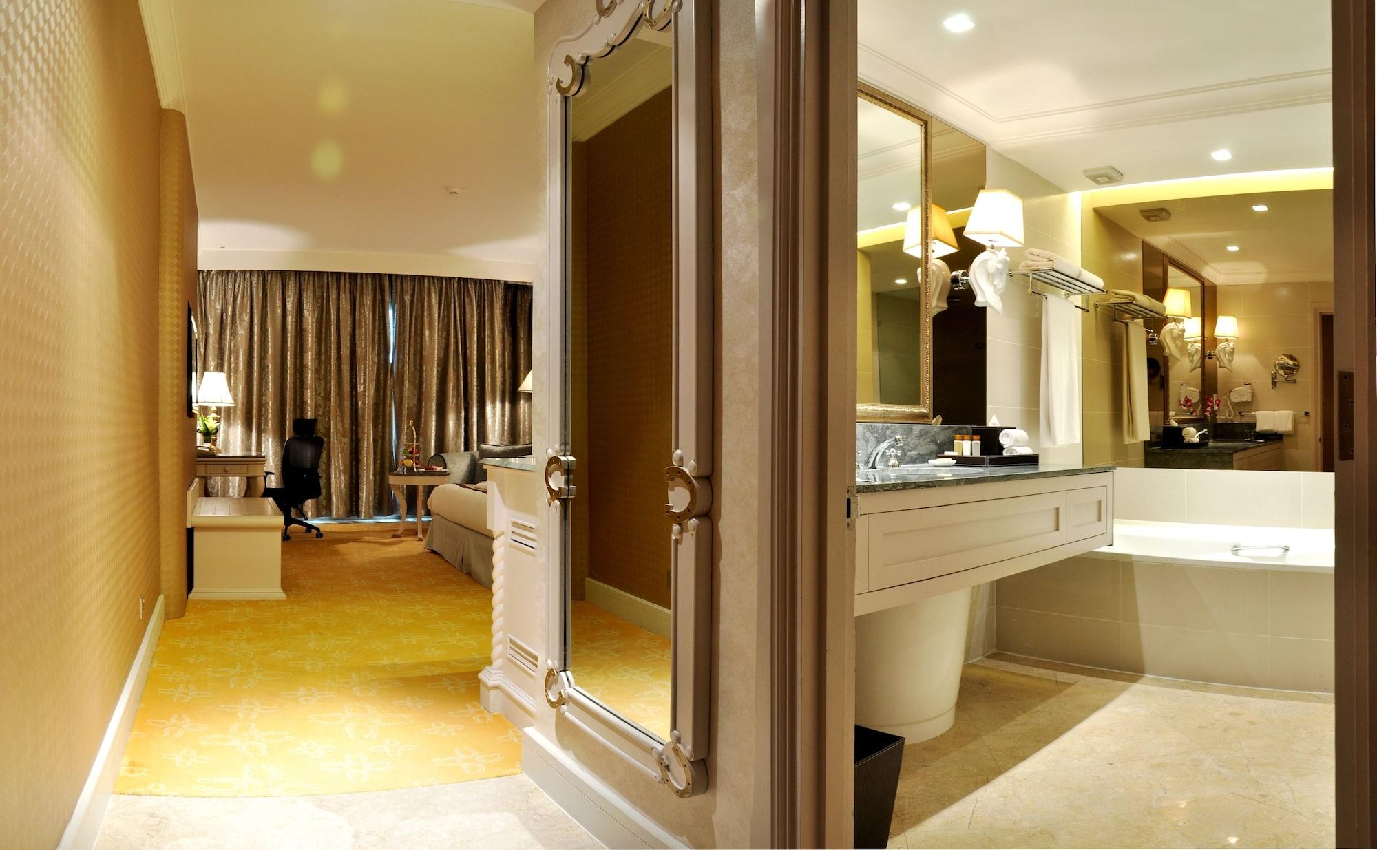 Palace Of The Golden Horses Seri Kembangan Buitenkant foto A bathroom at the Mandarin Oriental, Kuala Lumpur