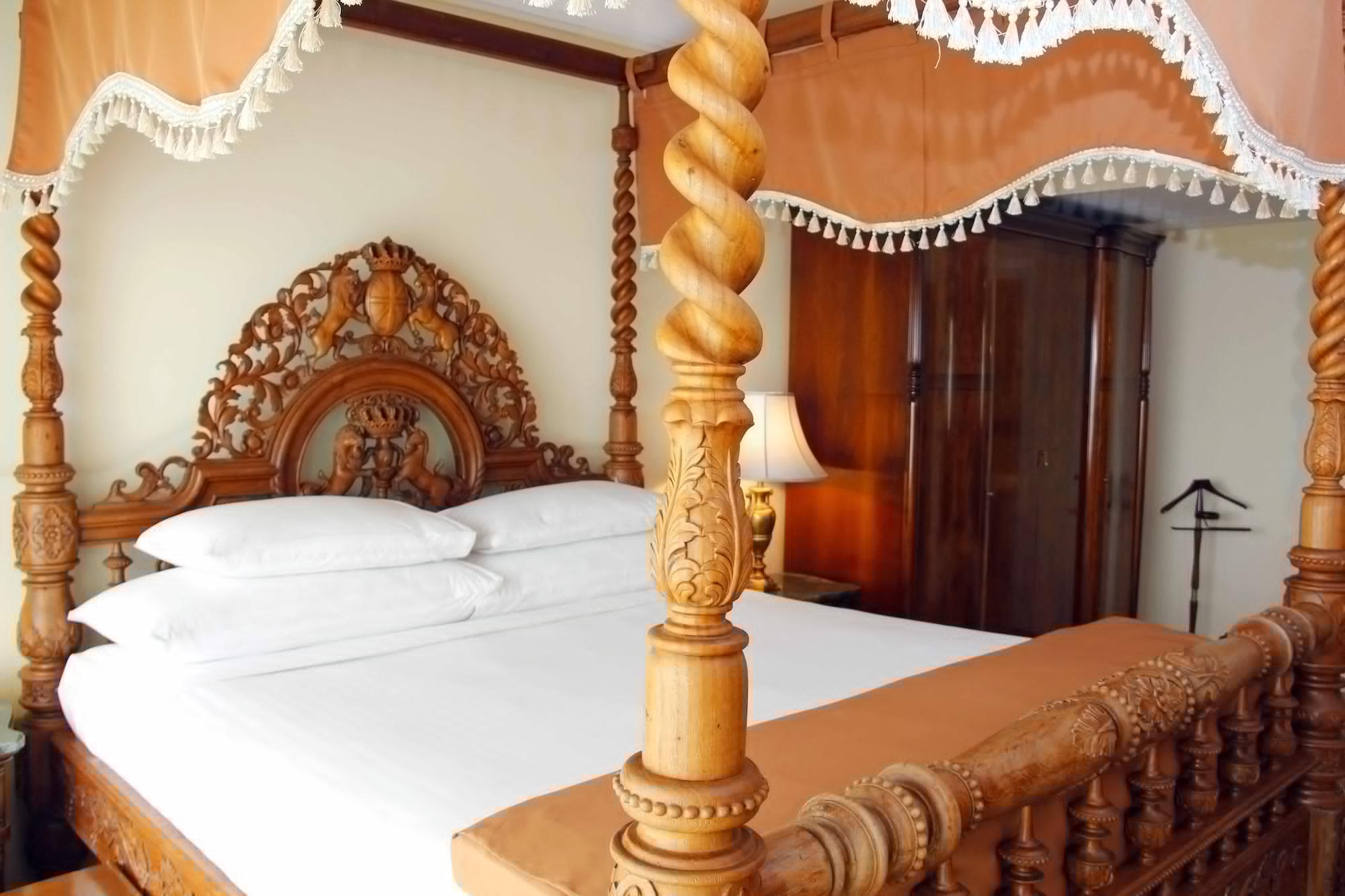 Palace Of The Golden Horses Seri Kembangan Buitenkant foto A bed with a canopy