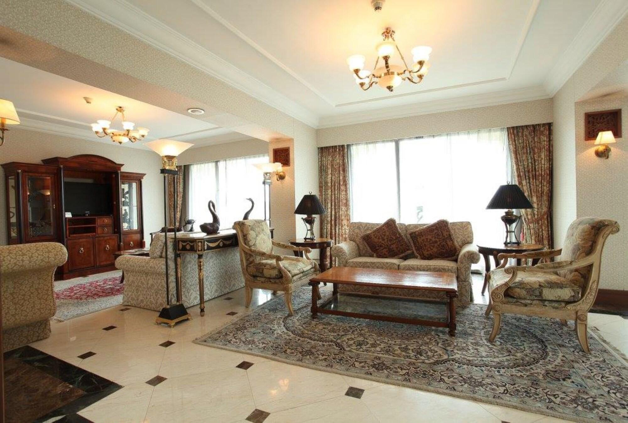 Palace Of The Golden Horses Seri Kembangan Buitenkant foto A living room in a luxury apartment