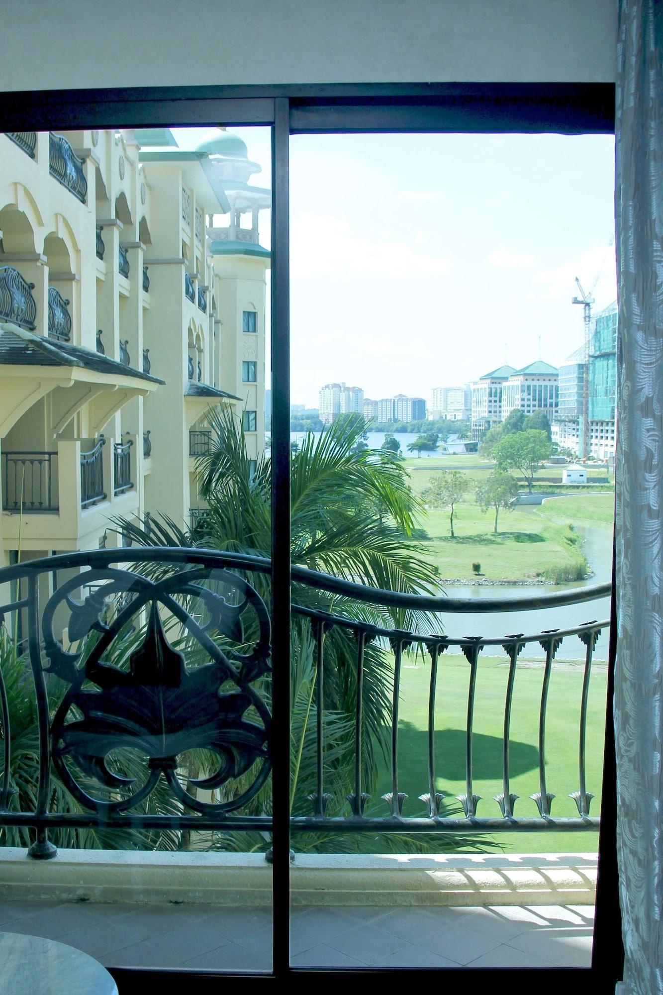 Palace Of The Golden Horses Seri Kembangan Buitenkant foto View of the park from a nearby apartment