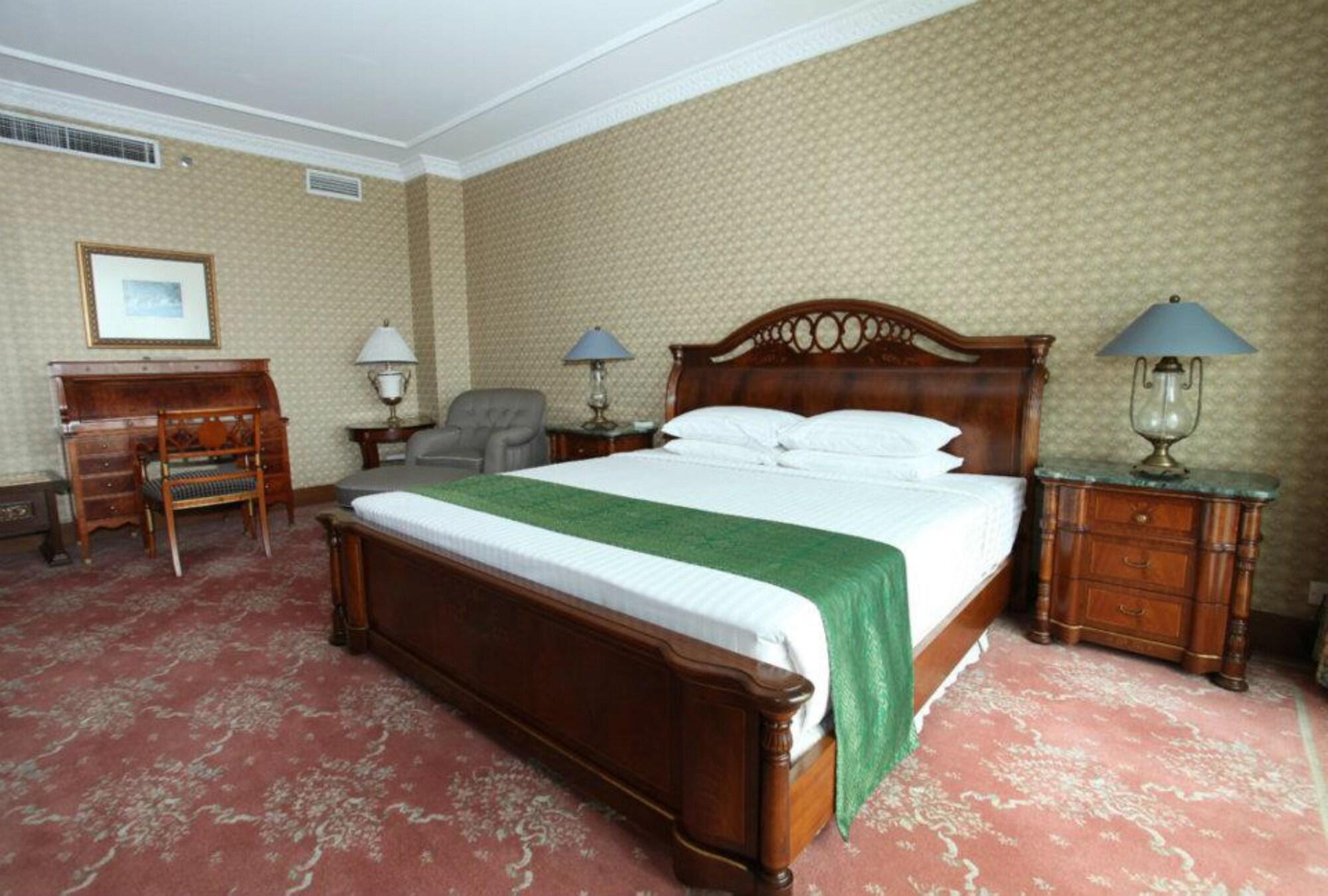 Palace Of The Golden Horses Seri Kembangan Buitenkant foto A bedroom at the hotel
