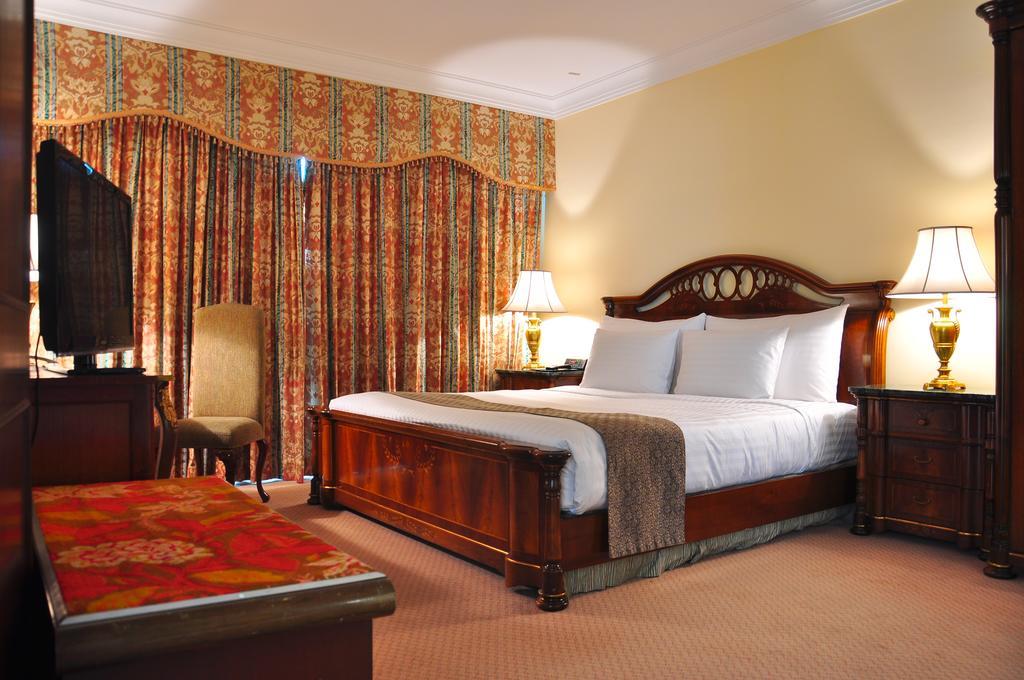Palace Of The Golden Horses Seri Kembangan Buitenkant foto A bedroom at the hotel