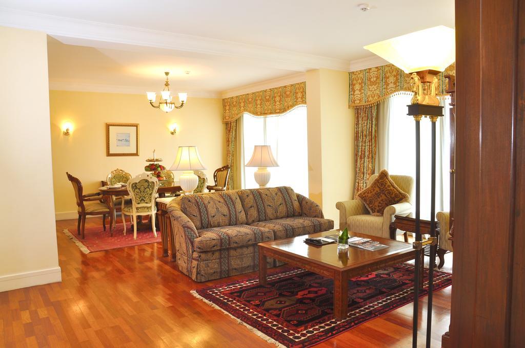Palace Of The Golden Horses Seri Kembangan Buitenkant foto A living room in a typical apartment