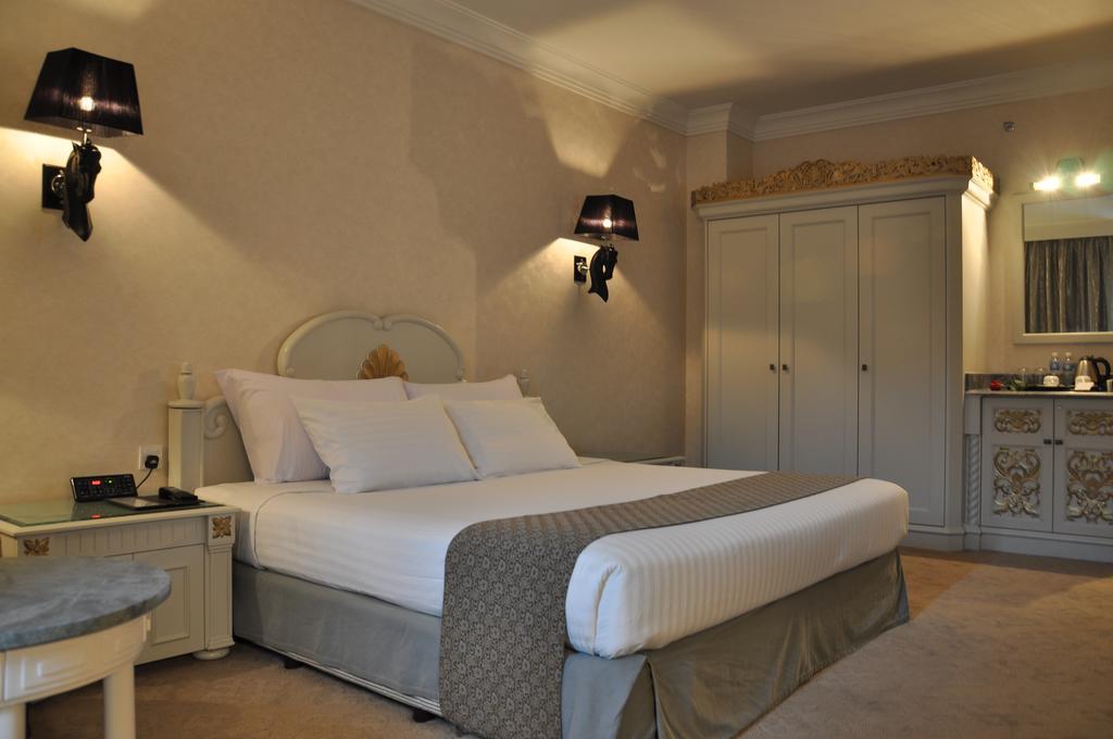 Palace Of The Golden Horses Seri Kembangan Buitenkant foto A room at the hotel