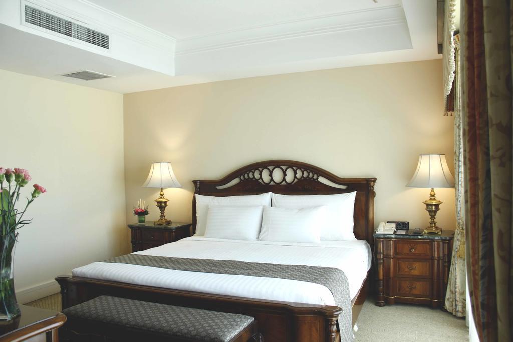 Palace Of The Golden Horses Seri Kembangan Buitenkant foto A bedroom at the hotel