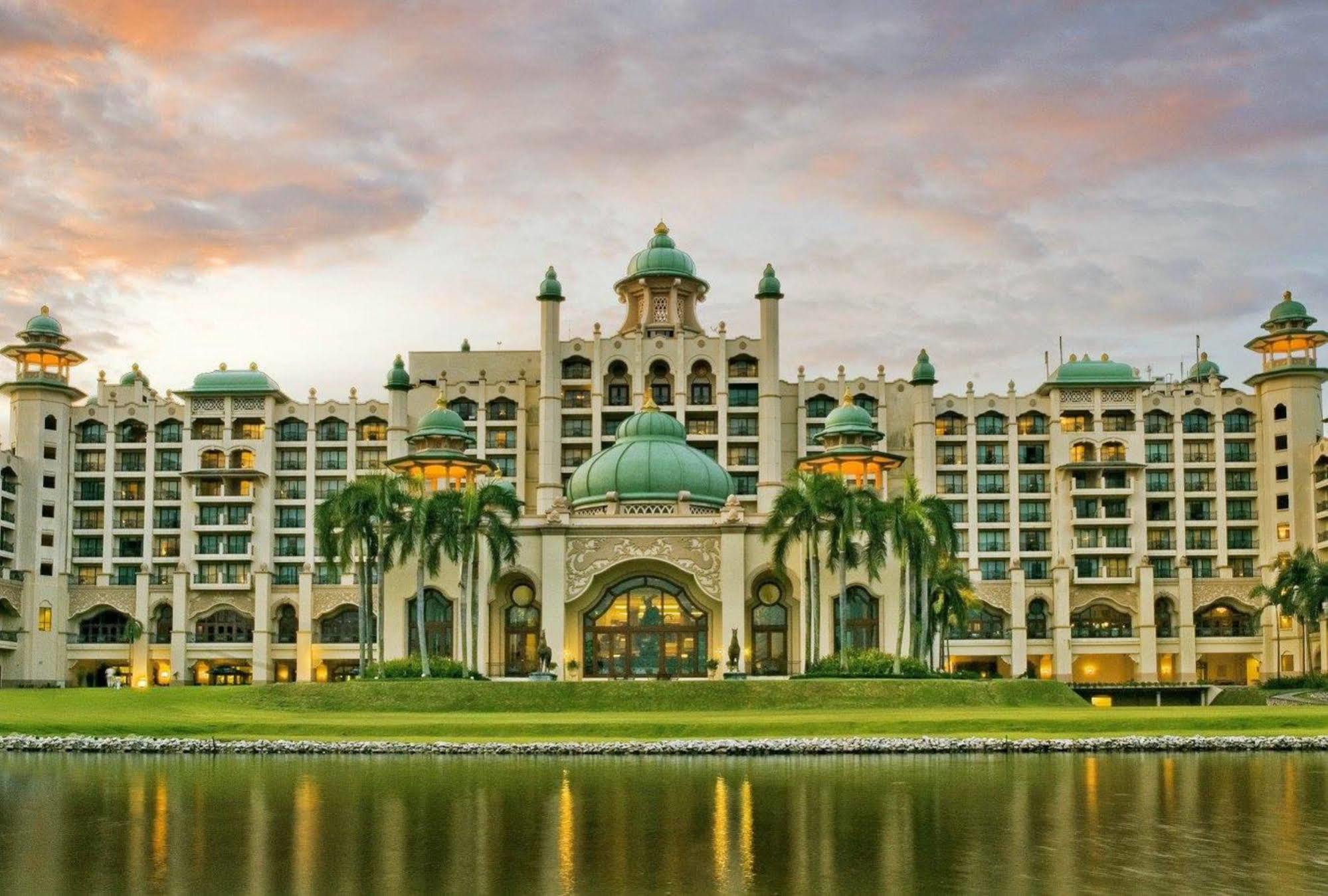 Palace Of The Golden Horses Seri Kembangan Buitenkant foto The Berjaya Times Square Hotel