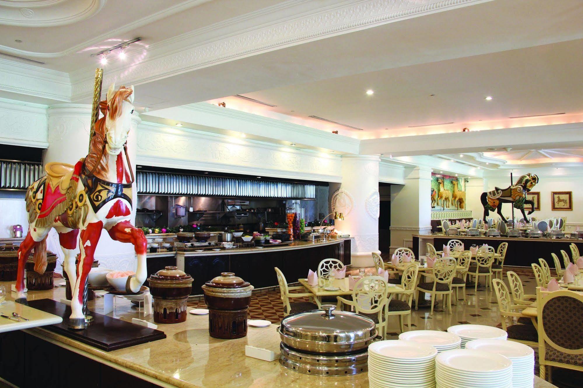 Palace Of The Golden Horses Seri Kembangan Buitenkant foto The restaurant at the hotel