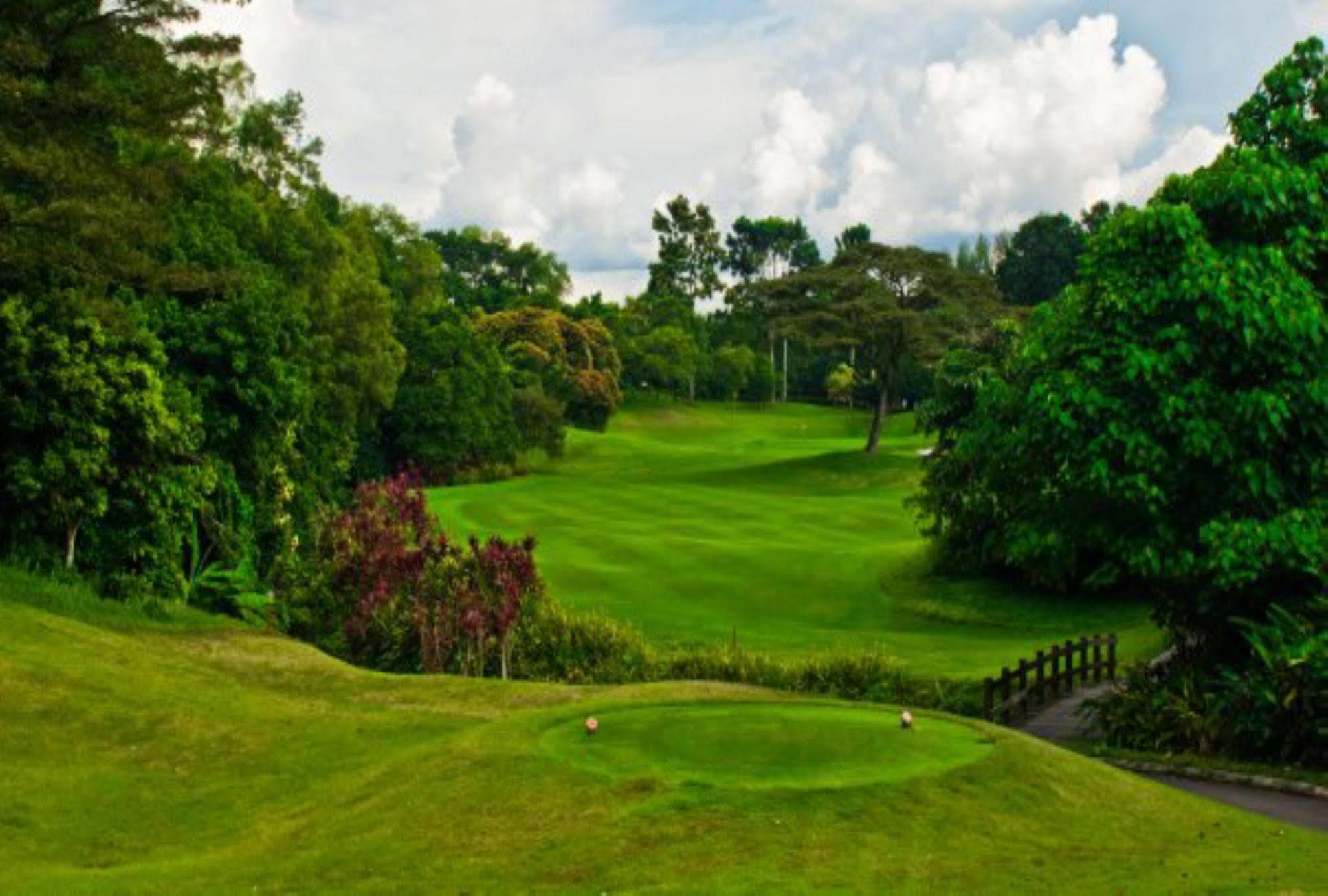 Palace Of The Golden Horses Seri Kembangan Buitenkant foto The 18th hole at the Royal County Down Golf Club