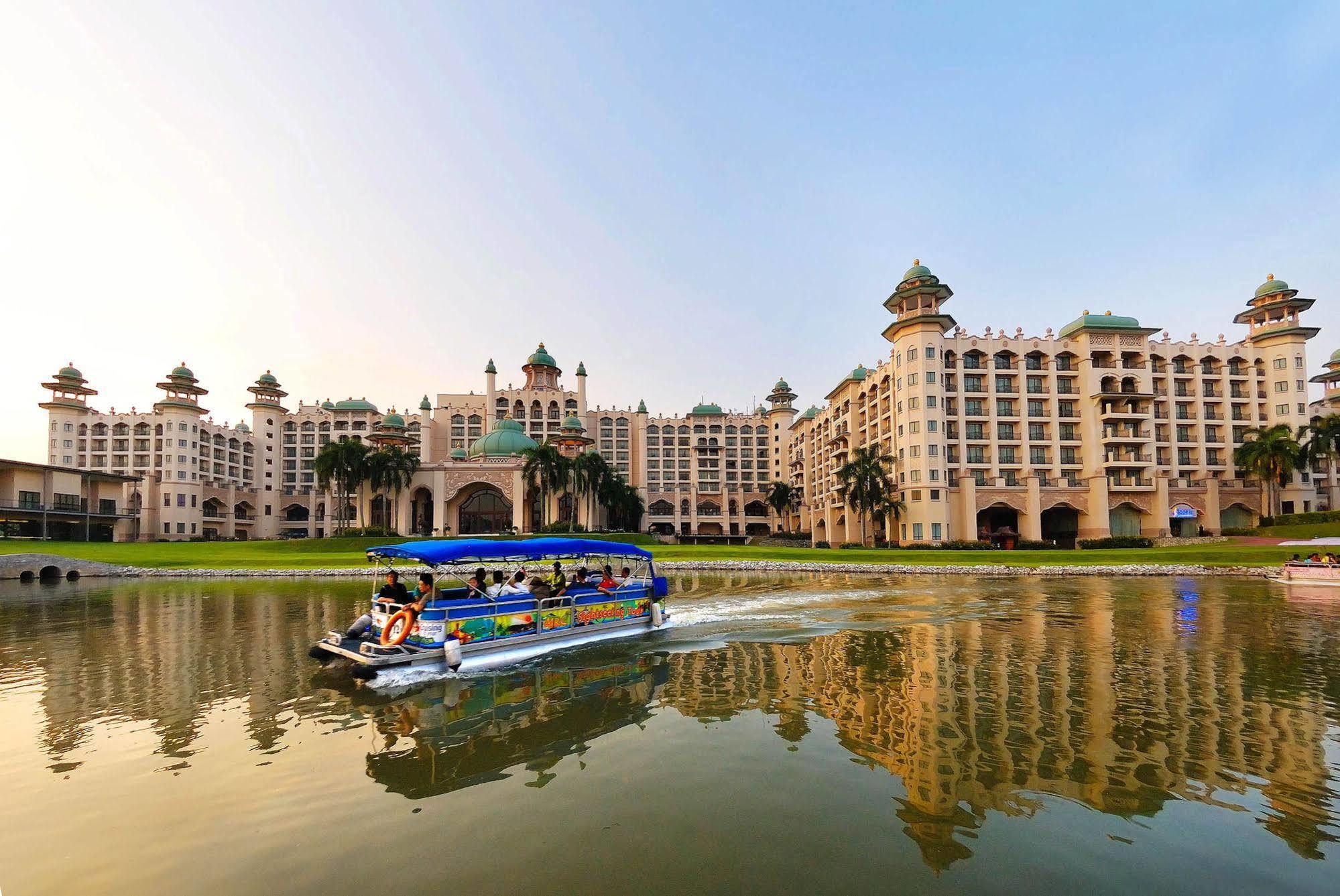 Palace Of The Golden Horses Seri Kembangan Buitenkant foto The Royal Lake Club
