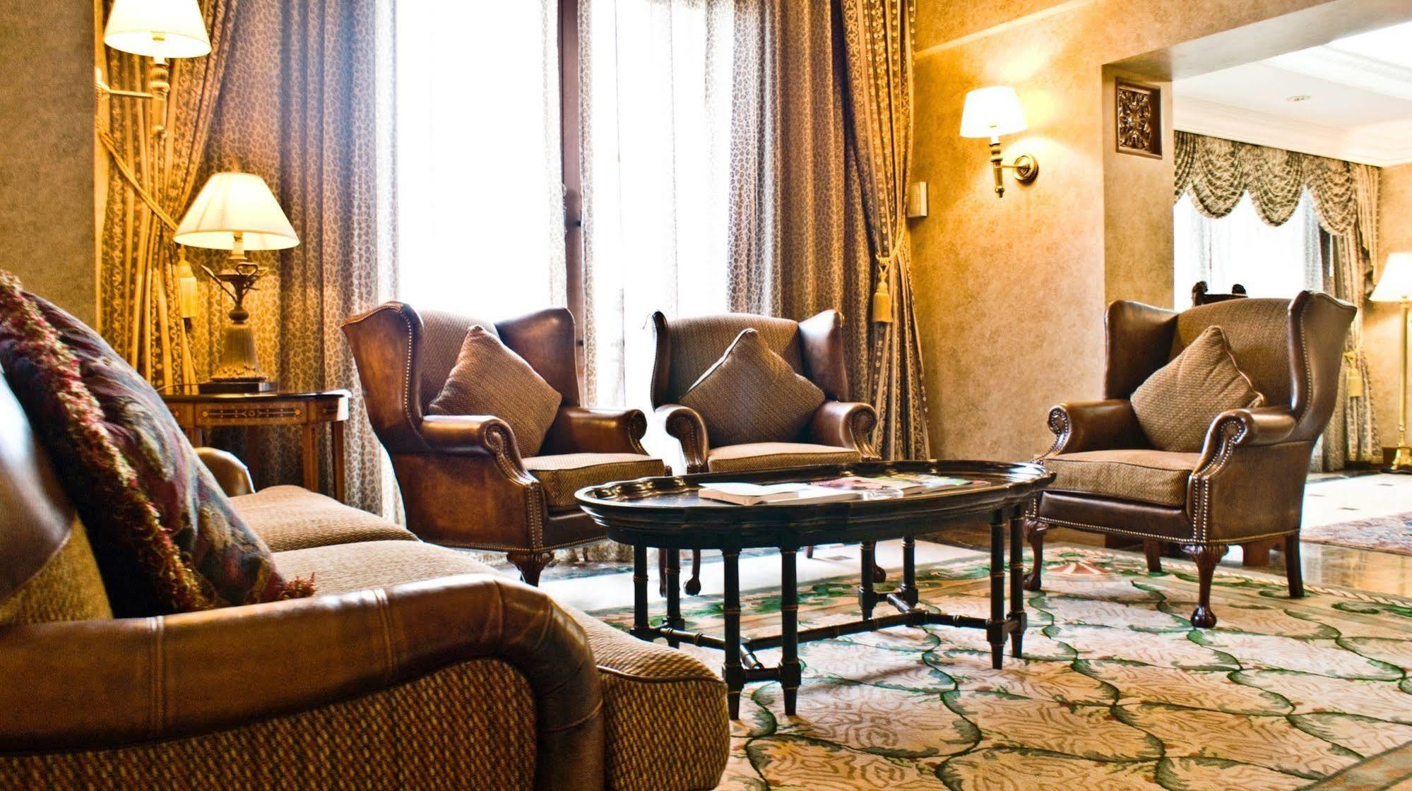 Palace Of The Golden Horses Seri Kembangan Buitenkant foto A living room