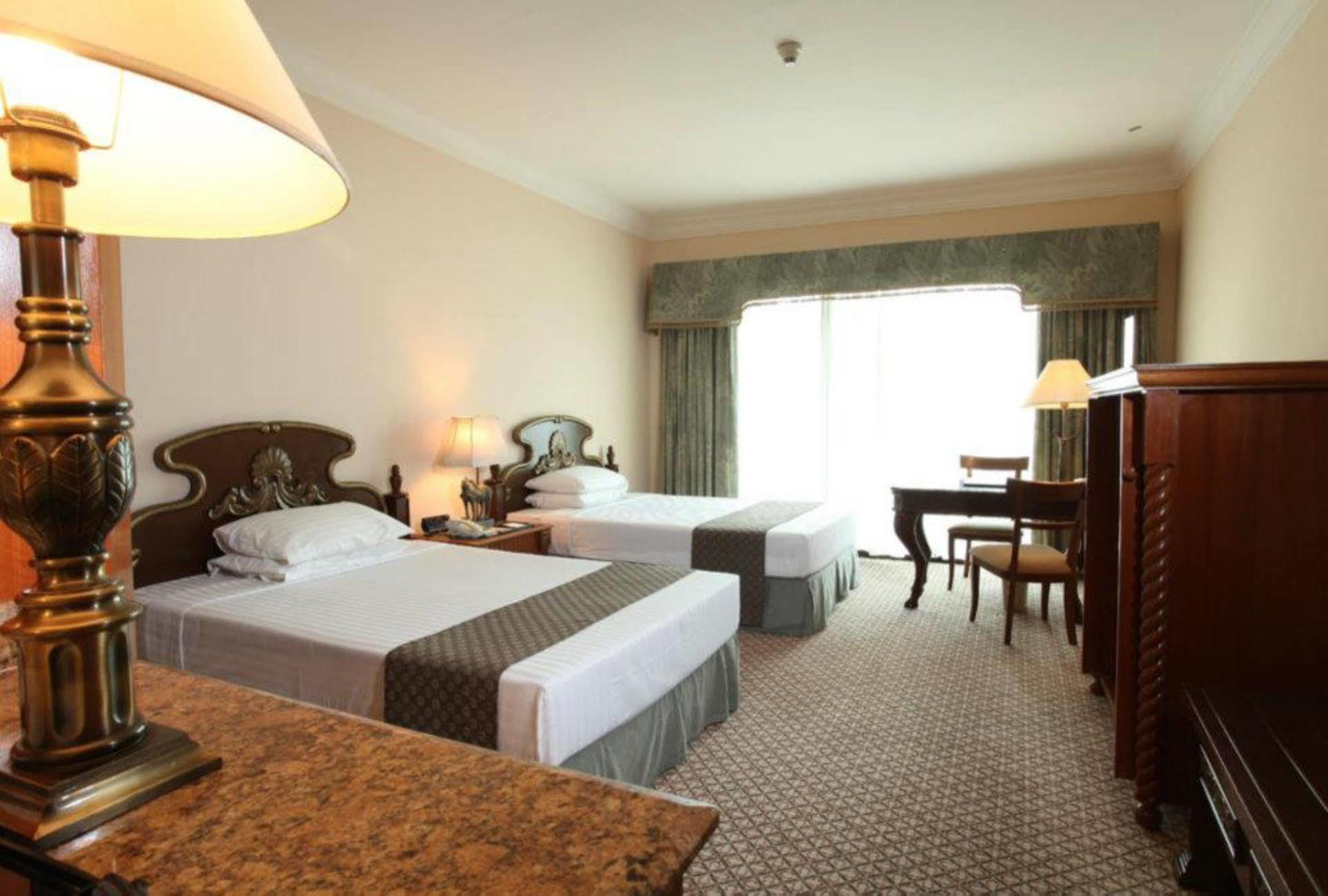 Palace Of The Golden Horses Seri Kembangan Buitenkant foto A room at the hotel