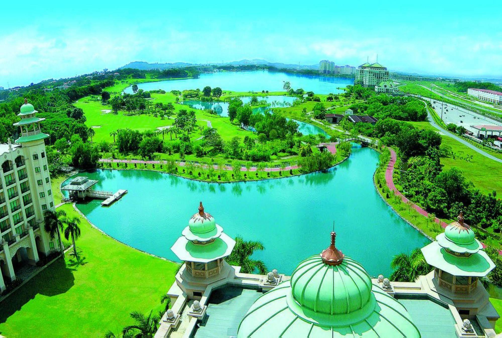 Palace Of The Golden Horses Seri Kembangan Buitenkant foto Putra Lakeside Golf Resort